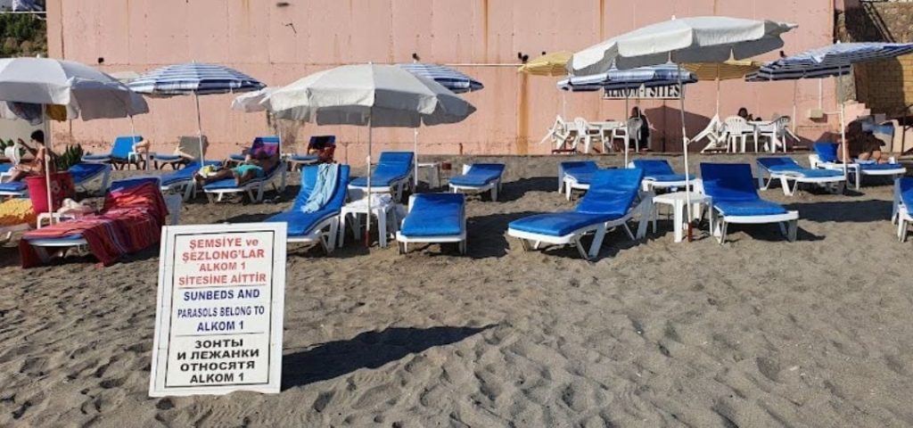 Prekrasan stan 1+1 s privatnom plažom u Alanyi – samo 61.000 EUR!