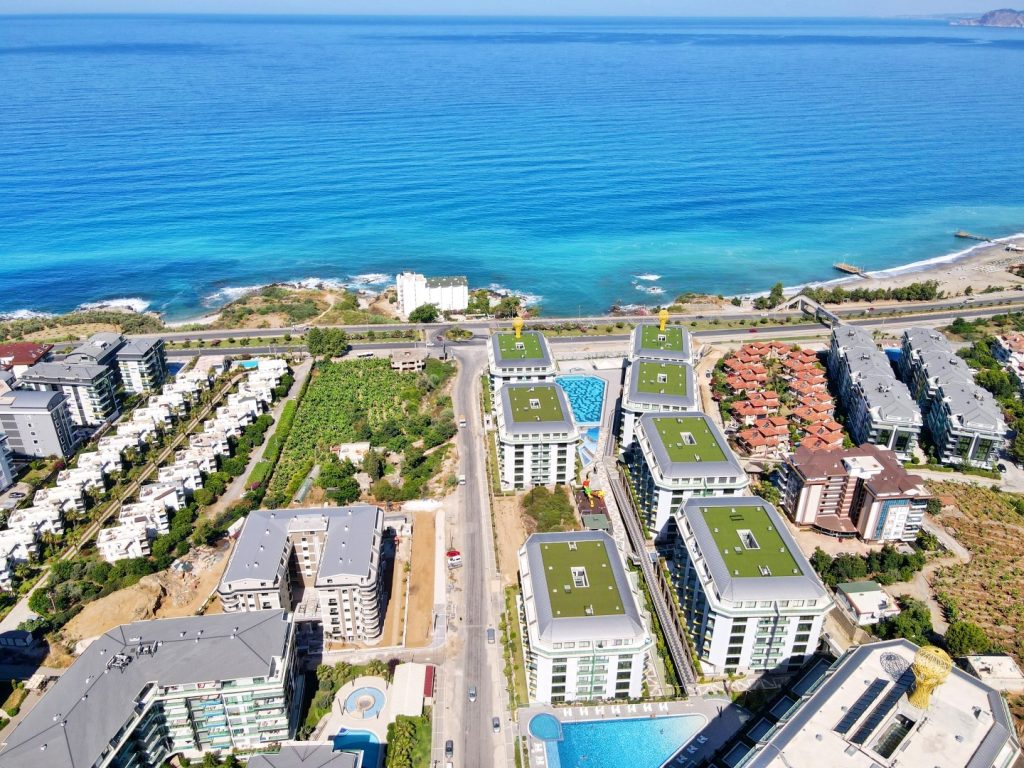 Namješten apartman 2+1 na prvoj liniji do mora u Kargıcak Alanyi