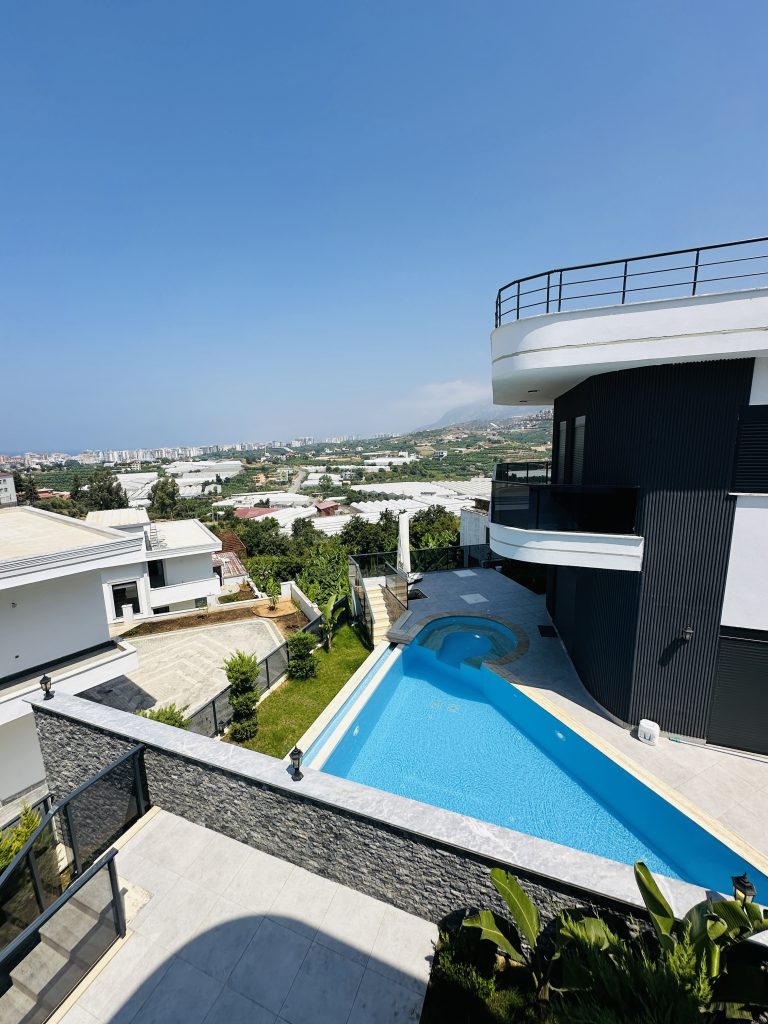 Nova vila 3+1 s privatnim bazenom i pogledom na more u Kargičaku, Alanja