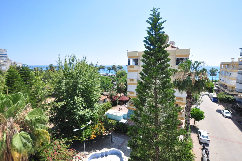 Stan na prodaju u Mahmutlaru, Alanya – namješten 2+1 samo 100 metara od mora